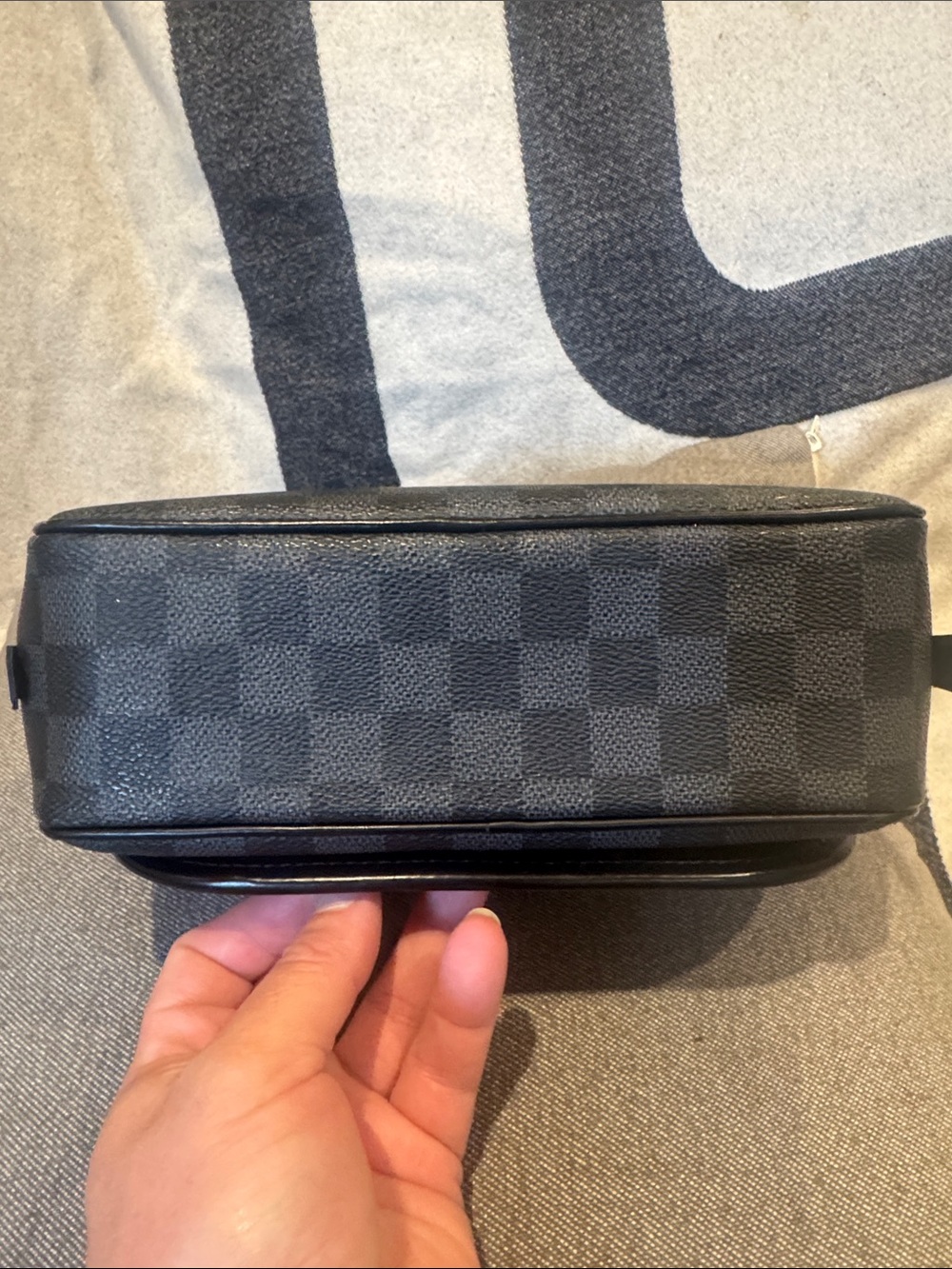 Louis Vuitton Damier Graphite Hanging Toiletry Kit - Picture 7 of 11
